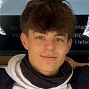 Schüler der EF, welcher alle Mathethemen simpel beibringen kann